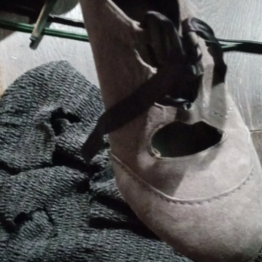 Heels - Picture 3 of 3